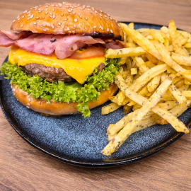 Burger de vita cu cartofi prajiti