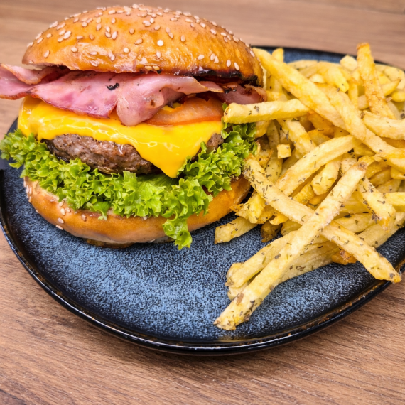 Burger de vita cu cartofi prajiti