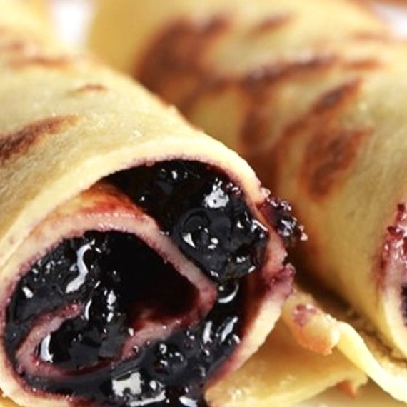 Clatite cu dulceata de afine