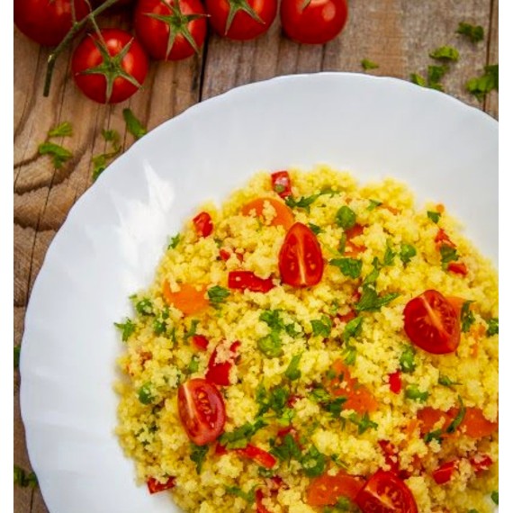 Salată cu cus-cus cu roșii și castraveți