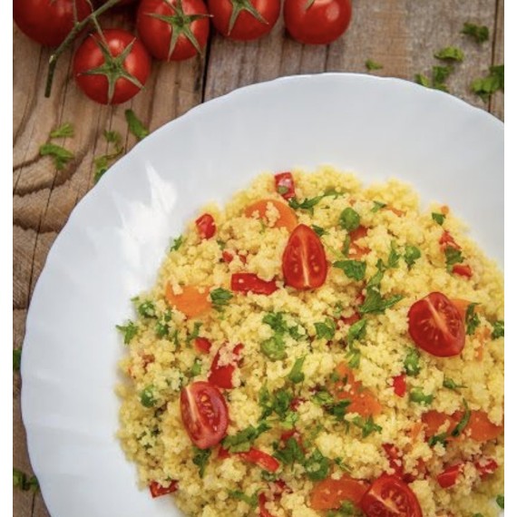 Cous-cous mediteranean cu roșii și castraveți