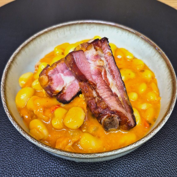 Mâncare de fasole cu afumătură – gust bogat și tradițional