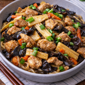 Pui cu bambus si urechi de lemn