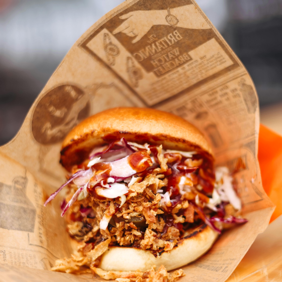 Sandwich pulled pork cu coleslaw