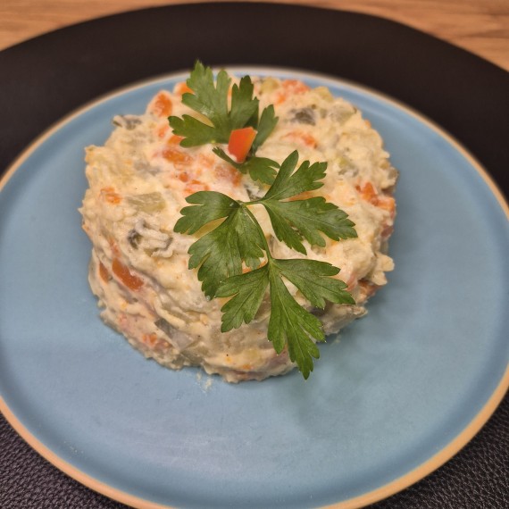 Salată a la russe – gust tradițional în fiecare porție